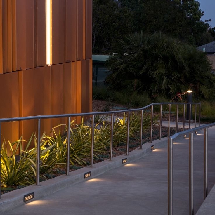 OUTDOOR RECESSED STEP LIGHT USE